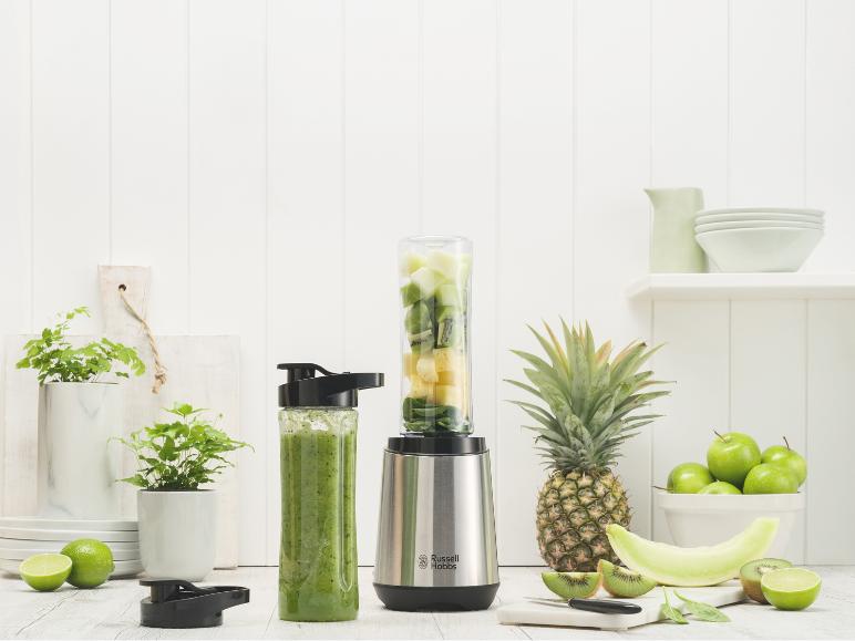 Een smoothie gemaakt met een Russell Hobbs blender en ingrediënten zoals ananas, kiwi en meloen.