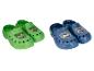 Twee paar kinderklompen, één groen met een 'Craft Without Limits'-ontwerp en één blauw met een karakterontwerp.