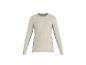 Lichtgekleurd shirt met lange mouwen op een witte achtergrond