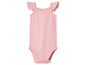 Een roze baby-romper met ruches.