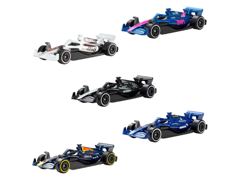 Vijf kleurrijke speelgoedraceauto's diagonaal gerangschikt op een zwarte achtergrond.