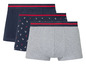 Drie boxershorts: grijs, donkerblauw en donkerblauw met ankers.