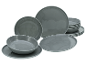 Grijze serviesset: platte borden, diepe borden en kommen.