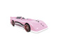 Een roze raceauto met een zwart-witte checkerboard streep.