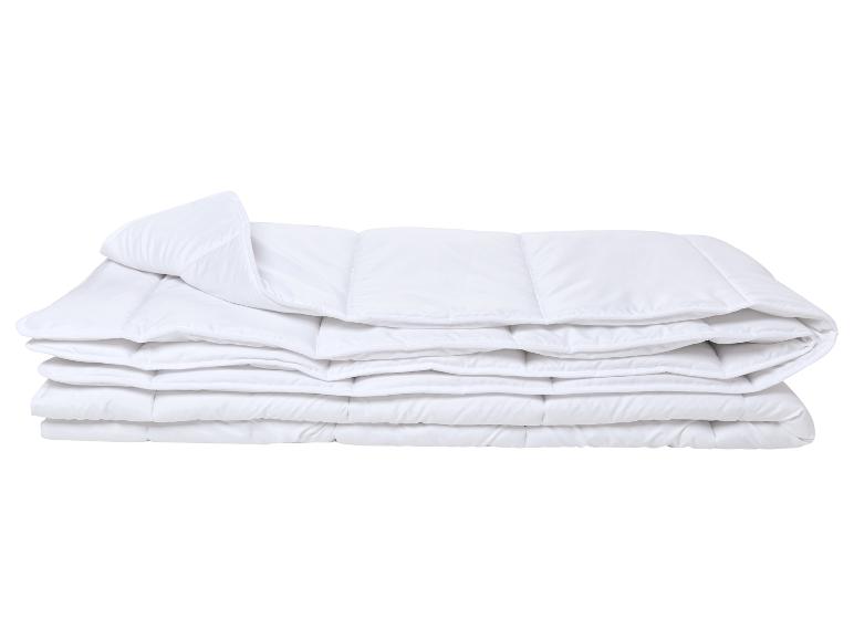 Opgevouwen wit dekbed of sprei