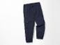 Donkerblauwe cargo broek met elastische tailleband.