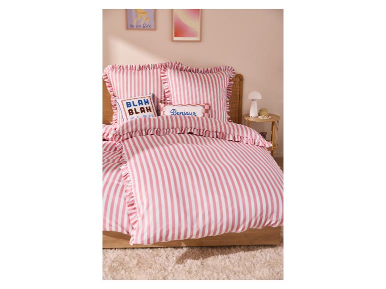 Roze-wit gestreept beddengoed met ruches, kussens met 'BLAH BLAH' en 'Bonjour'.