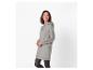 Vrouw draagt een grijze hoodie-jurk met de tekst 'U.S. GRAND POLO' op de mouw.