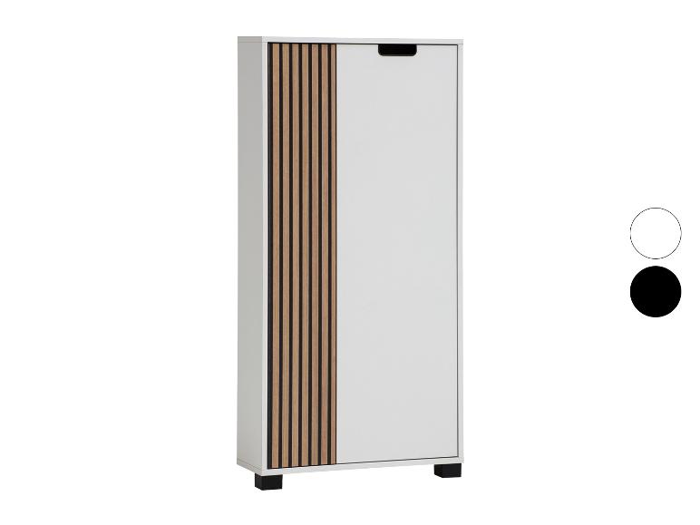 Witte schoenenkast met houten latten en zwart handvat.