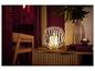 LIVARNO® LED-kaars in metalen mand op houten dressoir met vaas en boeken.
