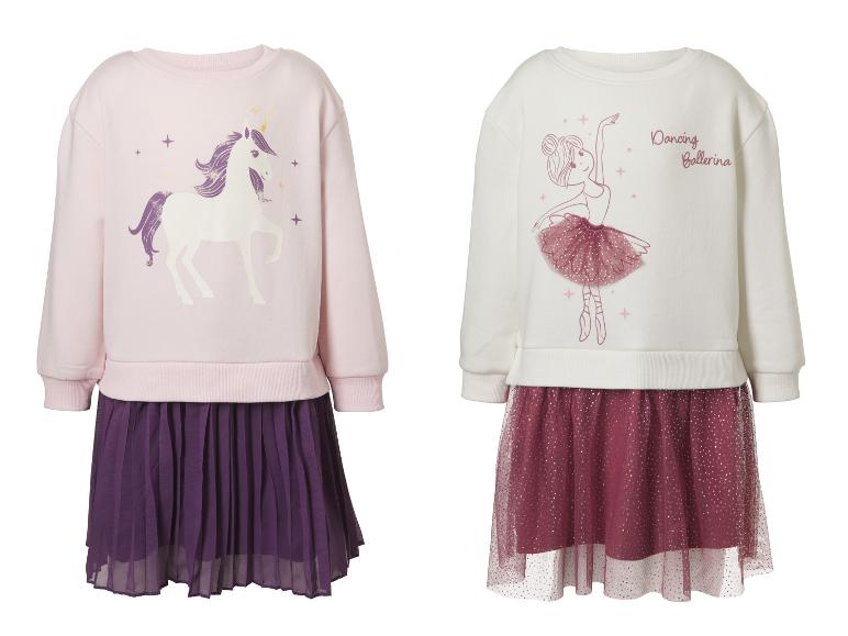 Twee kinderjurken: een roze met een eenhoorn en een witte met een ballerina.