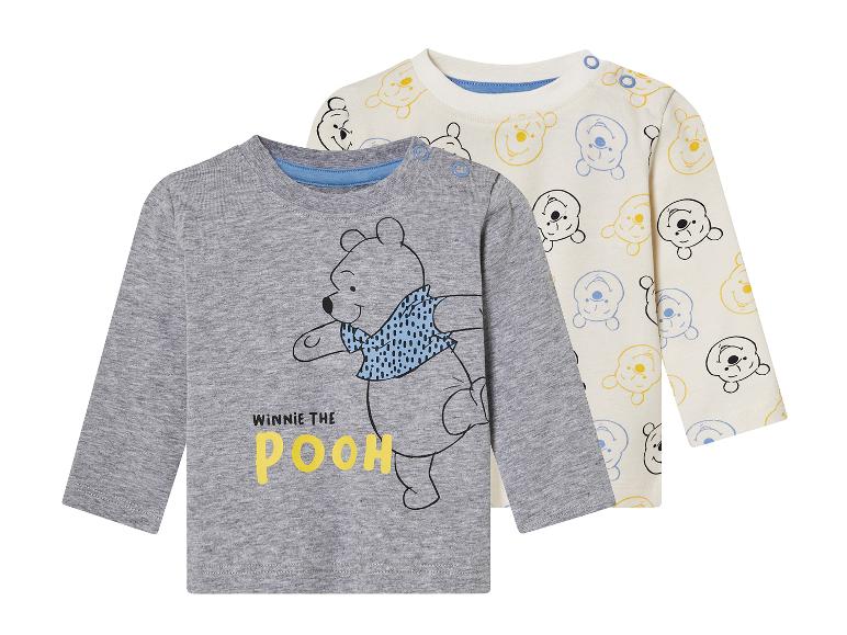 Twee Winnie de Poeh longsleeves voor baby's, één met een print en één met een afbeelding.