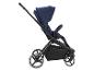 Een donkerblauwe kinderwagen met een zwarte frame en grote wielen.