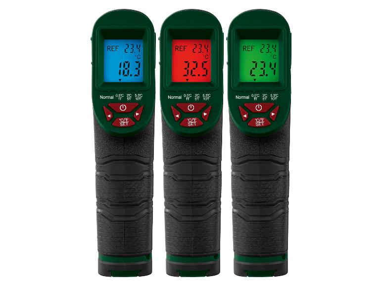 Drie digitale thermometers met verschillend gekleurde schermen die temperaturen weergeven.