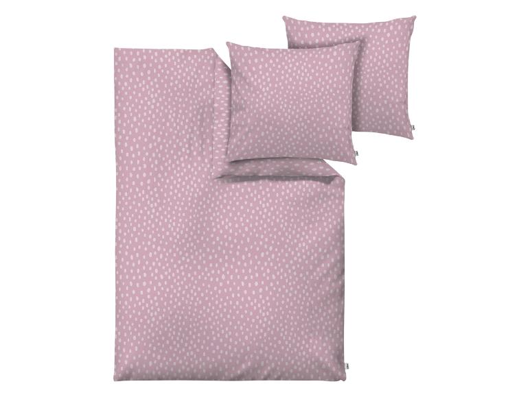 Roze dekbedovertrekset met witte stippen en bijpassende kussens.