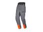 Grijze werkbroek met oranje details en zwarte tailleband.