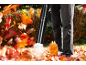 Bladblazer ruimt gevallen bladeren op in de herfst.