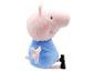 Een Peppa Pig knuffel in een blauw shirt.