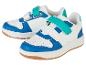 Twee kindersneakers in wit en blauw.