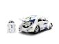 Witte speelgoedauto met blauwe accenten en een speelgoedrobot op een witte achtergrond.