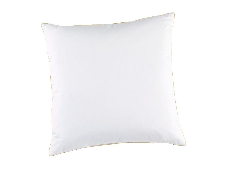 Wit kussen met gouden randen op een witte achtergrond