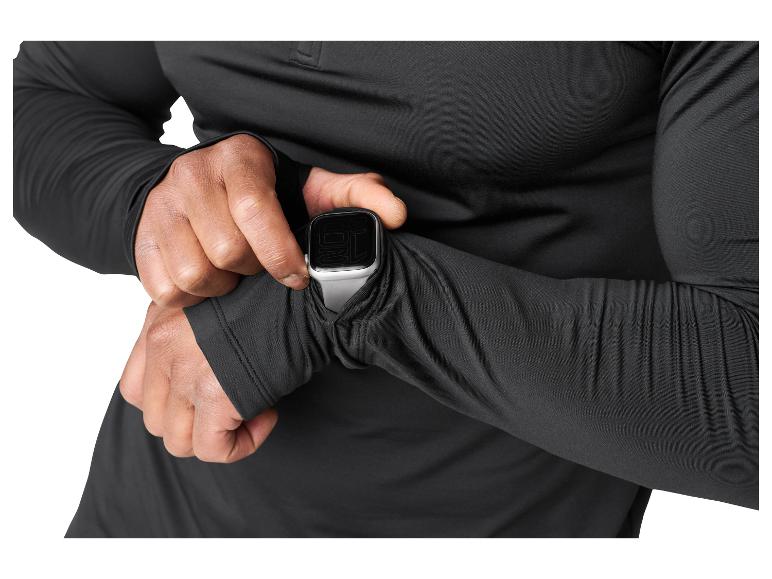 Man in een zwart shirt met lange mouwen controleert een smartwatch.