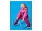 Lachend meisje in een roze en paarse overall zittend op een blauwe slee.