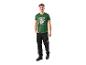Man in groen T-shirt met gereedschapsopdruk en zwarte werkbroek.