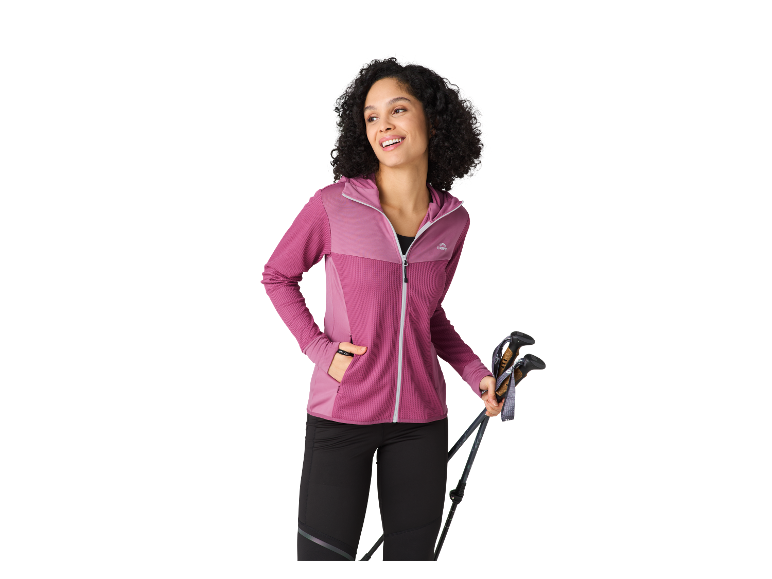 Vrouw in Crivit sportjack met nordic walking stokken.