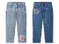 Twee kinderjeans, één lichtblauw met een Skye-patch en één donkerblauw met een Rocky-patch.