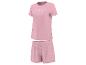 Roze damespyjama met T-shirt met korte mouwen en stippelshorts.