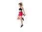Vrouw in zwarte sportbeha en rode shorts springend met dumbbells.