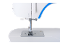 Close-up van naaimachinenaald en -voet met blauwe draad