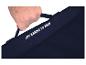 Een hand grijpt de liftbeugel van een donkerblauwe opvouwbare tas.