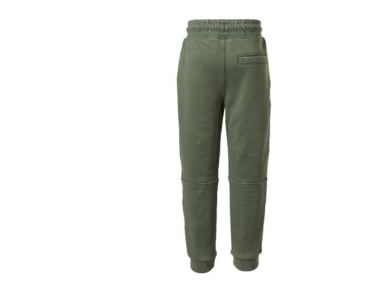 Groene joggingbroek met achterzak en stikseldetails.
