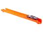 Hot Wheels auto op een oranje tweebaans racebaan