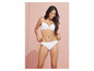 Een vrouw in witte bh en slip.