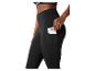 Zwarte sportlegging met zijzak en een smartphone erin, gedragen door een vrouw.