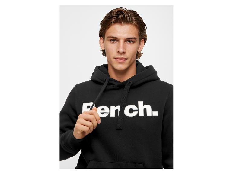 Man in zwarte Bench hoodie met trekkoord
