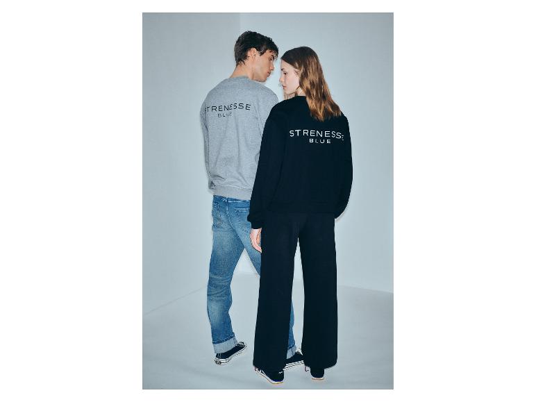 Man en vrouw in grijze en zwarte sweatshirts met tekst 