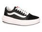 Zwarte Vans Old Skool sneakers met een dikke witte zool.