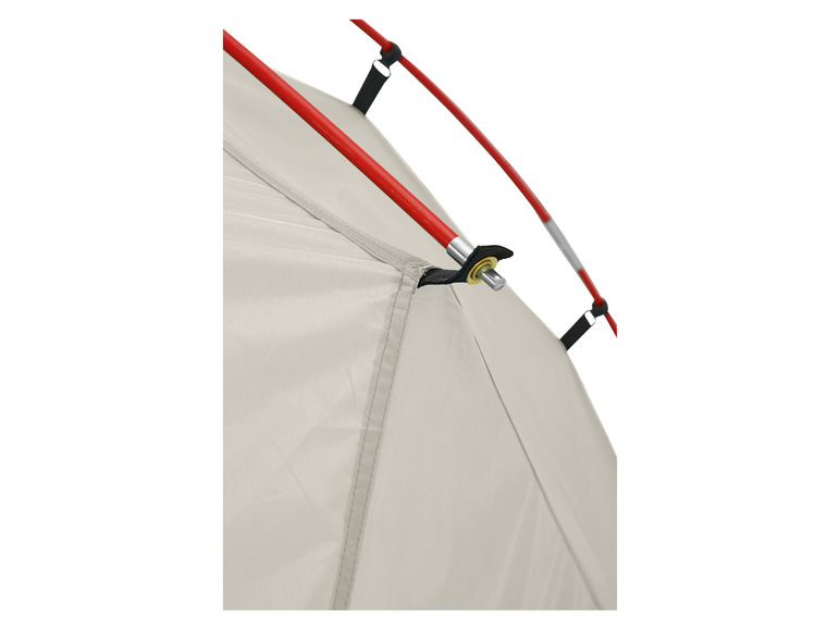 Een close-up van een tent met rode en grijze tentstokken.