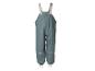 Groene kinderregenbroek met bretels en reflecterende details.