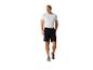 Wit t-shirt, zwarte shorts en grijze sneakers voor heren.