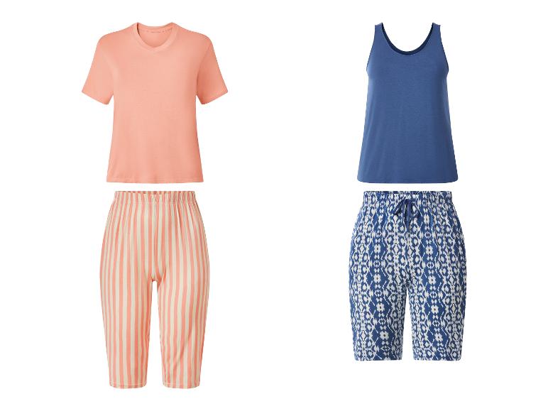 Twee pyjamasets: een perzikkleurig T-shirt met gestreepte broek en een blauwe tanktop met patroonbroek.
