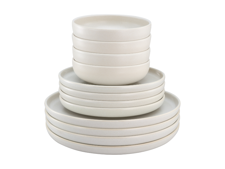 Servies van keramiek: gestapelde borden en kommen.
