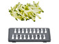 Gesneden courgette met een rasp-accessoire.