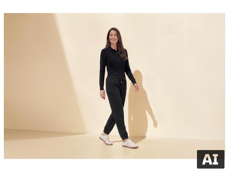 Vrouw in zwart poloshirt met lange mouwen en Esmara Premium joggingbroek loopt. [AI-gegenereerde afbeelding]