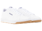 Witte sportieve sneakers met een bruine rubberen zool.
