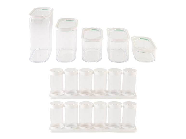 Een set transparante bewaardozen met deksels en een kruidenrek